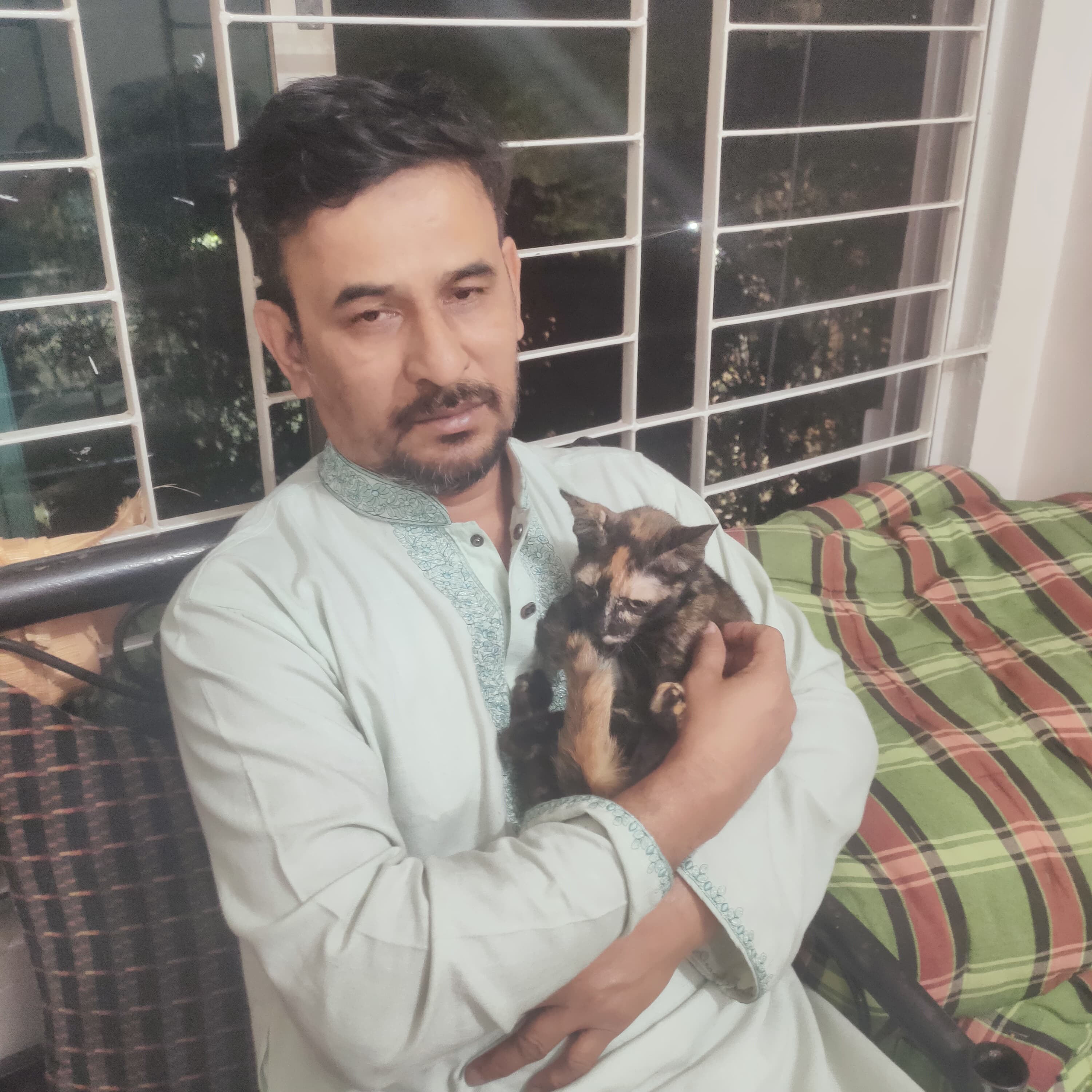 চুপ্পু নামের বিড়ালটি FIP(বিড়ালের করোনা ভাইরাস) থেকে সুস্থতার জন্য সহায়তা